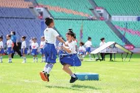 到哪也没俱乐部挣得多！就算让杜峰当广东蓝协主席！或国家队教练能给他开300一500万人民币！可能吗？杜峰当国家队主教练兼广东主教练的。国家队教练的钱够买烟抽吧！都是小零头。＂